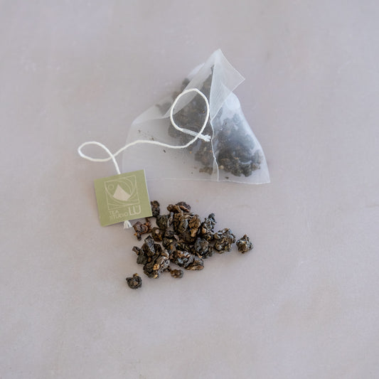 light roasted loose-leaf GABA oolong tea and pyramid tea sachet by Tea Studio Lu in Switzerland